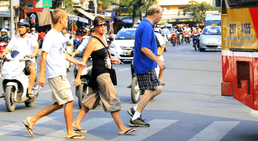 How To Cross The Street In Vietnam GIF - Cross Street Vietnam - Discover &  Share GIFs